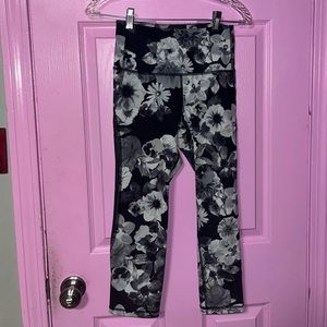 old navy athletics b&w floral leggings